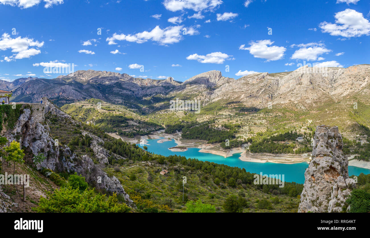 Panoramablick auf die schöne Landschaft in Bergdorf Guadalest, Spanien Stockfoto