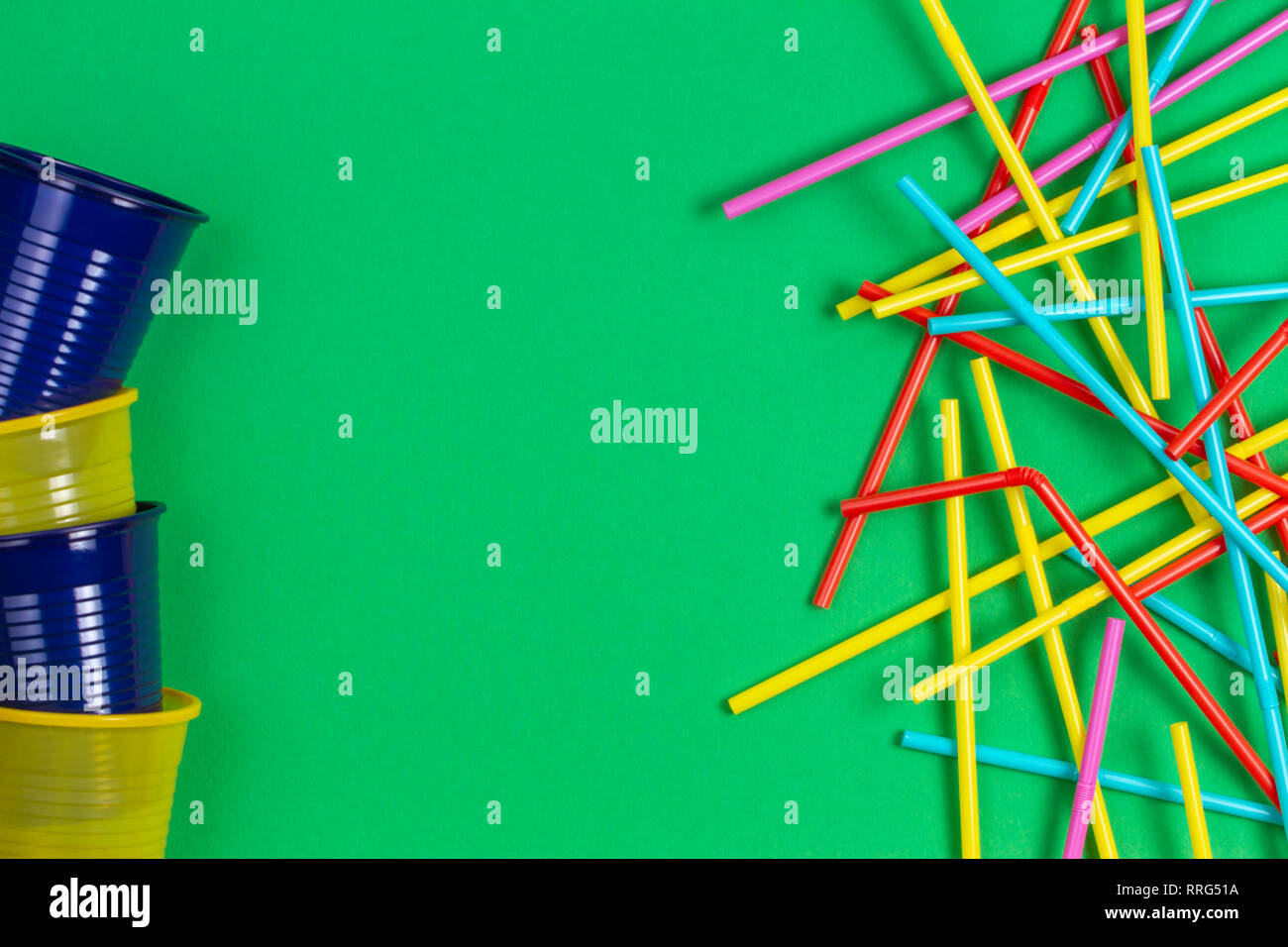 Keine Kunststoff-Konzept. Single use Plastikbecher und Trinkhalme auf grünem Hintergrund Stockfoto