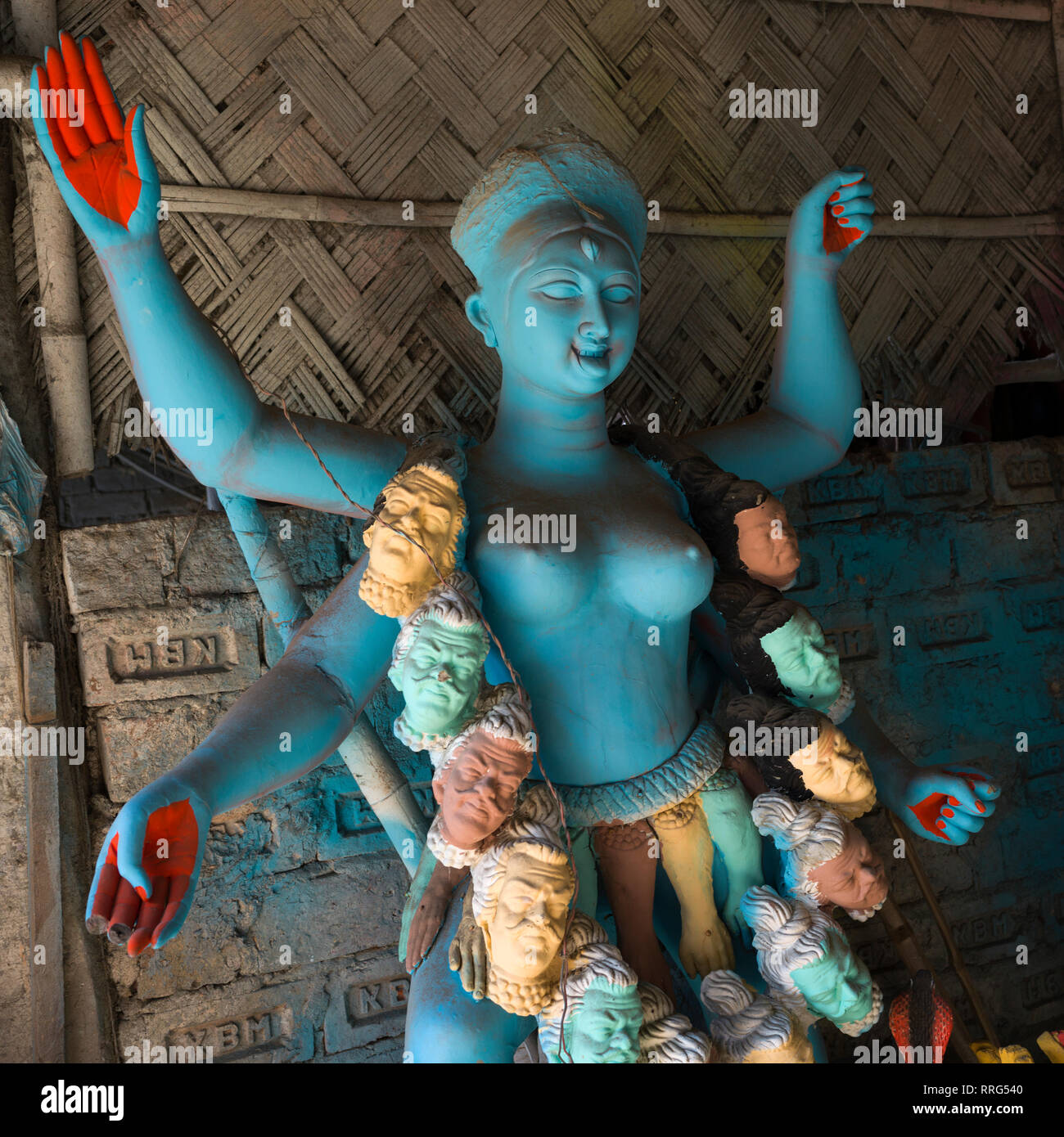 Idol der Göttin Kaali einer hinduistischen Gottheit, Kumartuli, Kolkata, West Bengal, Indien Stockfoto