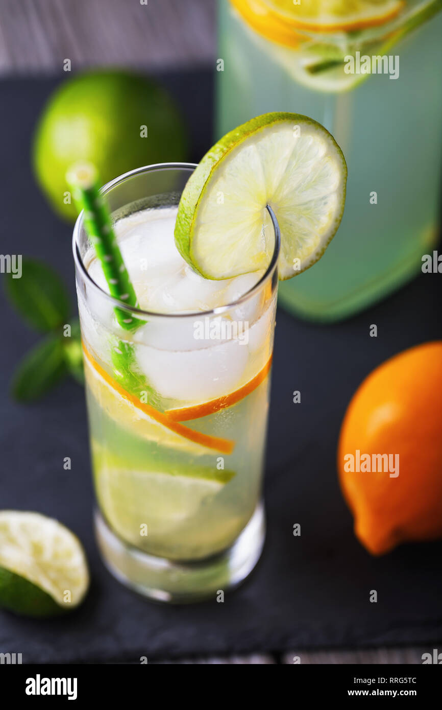 Frische Tonic mit Zitrone und Limette in ein transparentes Glas, close-up Stockfoto