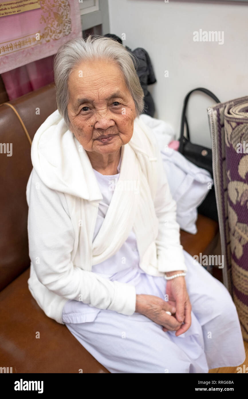 Portrait von einer buddhistischen Nonne in weißer Kleidung zu einem Gebet Service an einem Tempel in Elmhurst, Queens, New York City. Stockfoto