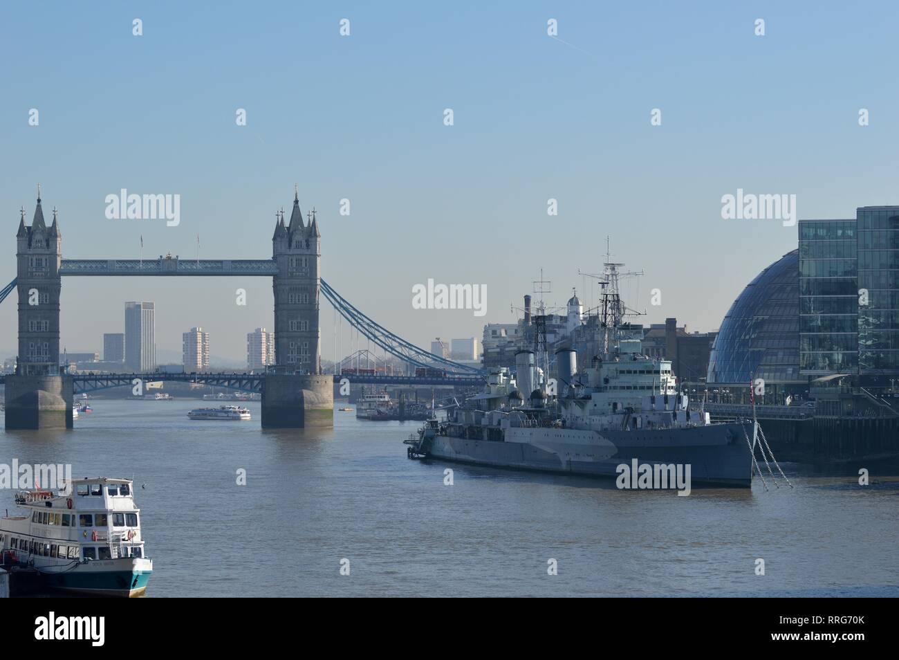Tower Bridge und HMS Belfast auf der Themse, City of London, London, UK, 25. Februar 2019 Stockfoto