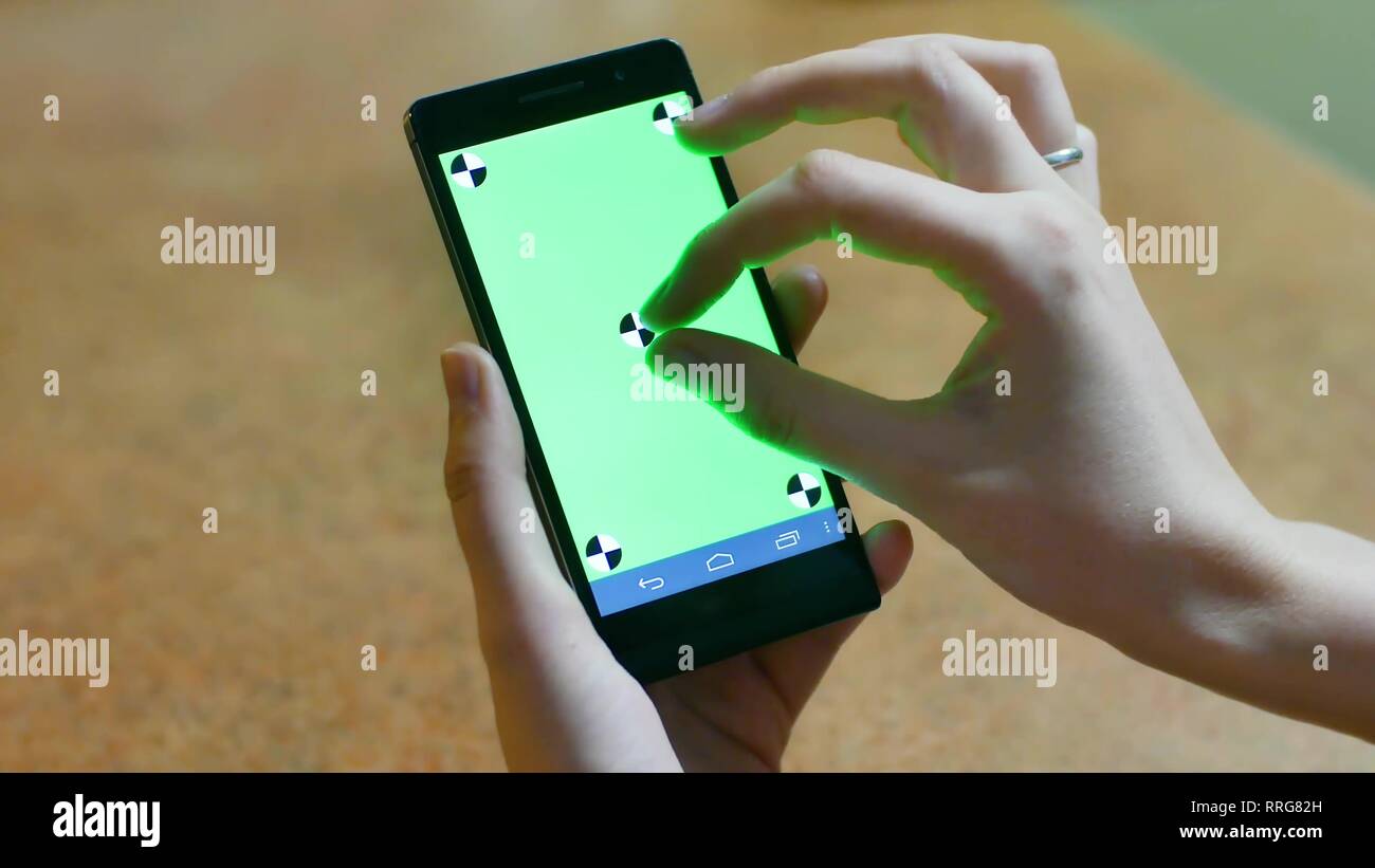 Womans Hände mit einem Smartphone Touchscreen Chroma Key Close-up, Finger,  Gesten, Berührungen und über den Bildschirm wischen, einer modernen  Smartphone Stockfotografie - Alamy