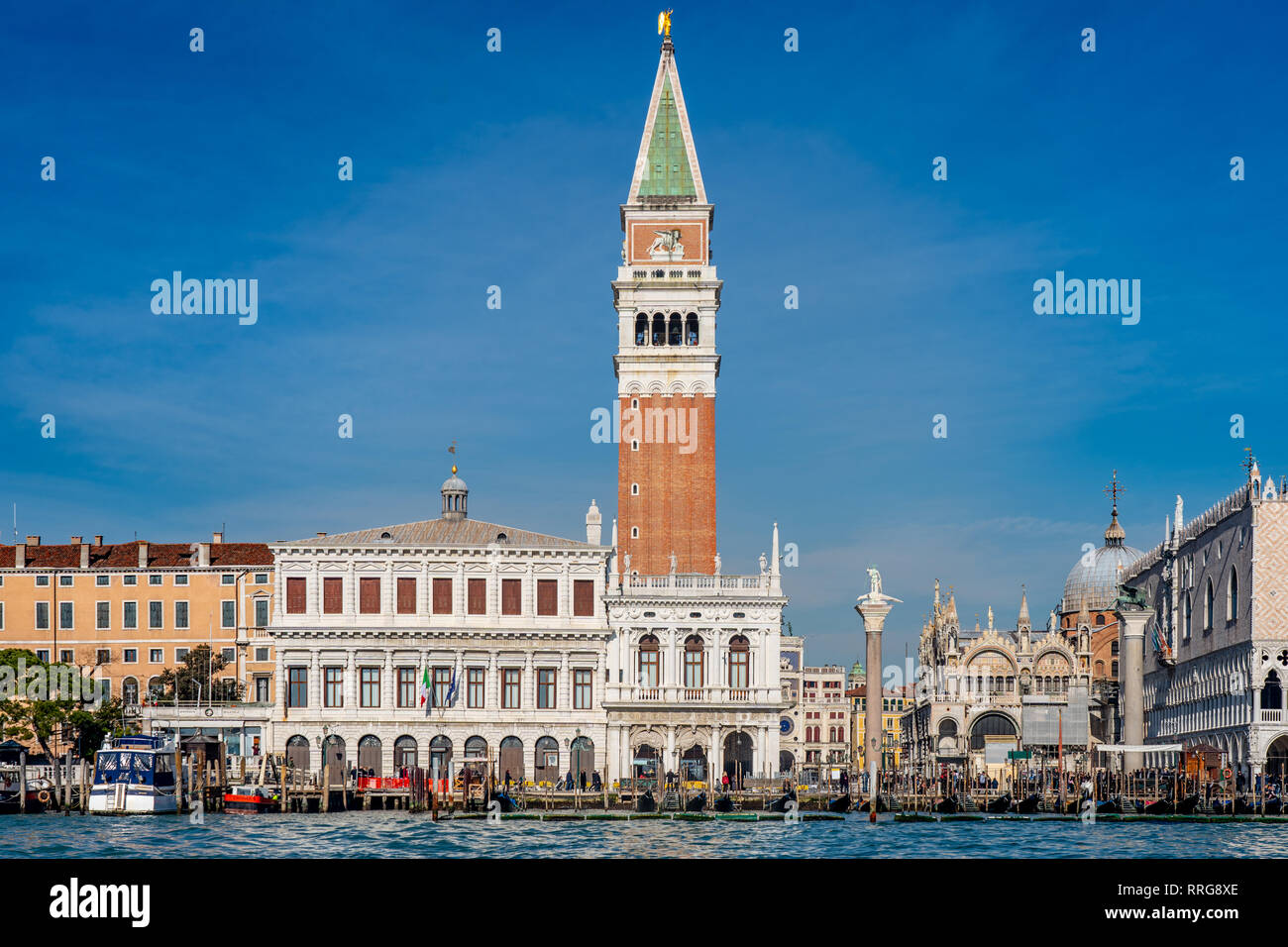 Blick auf St Mark's Campanile und Dogenpalast in Venedig. Aus einer Reihe von Fotos in Italien. Foto Datum: Montag, 11. Februar 2019. Foto: R Stockfoto