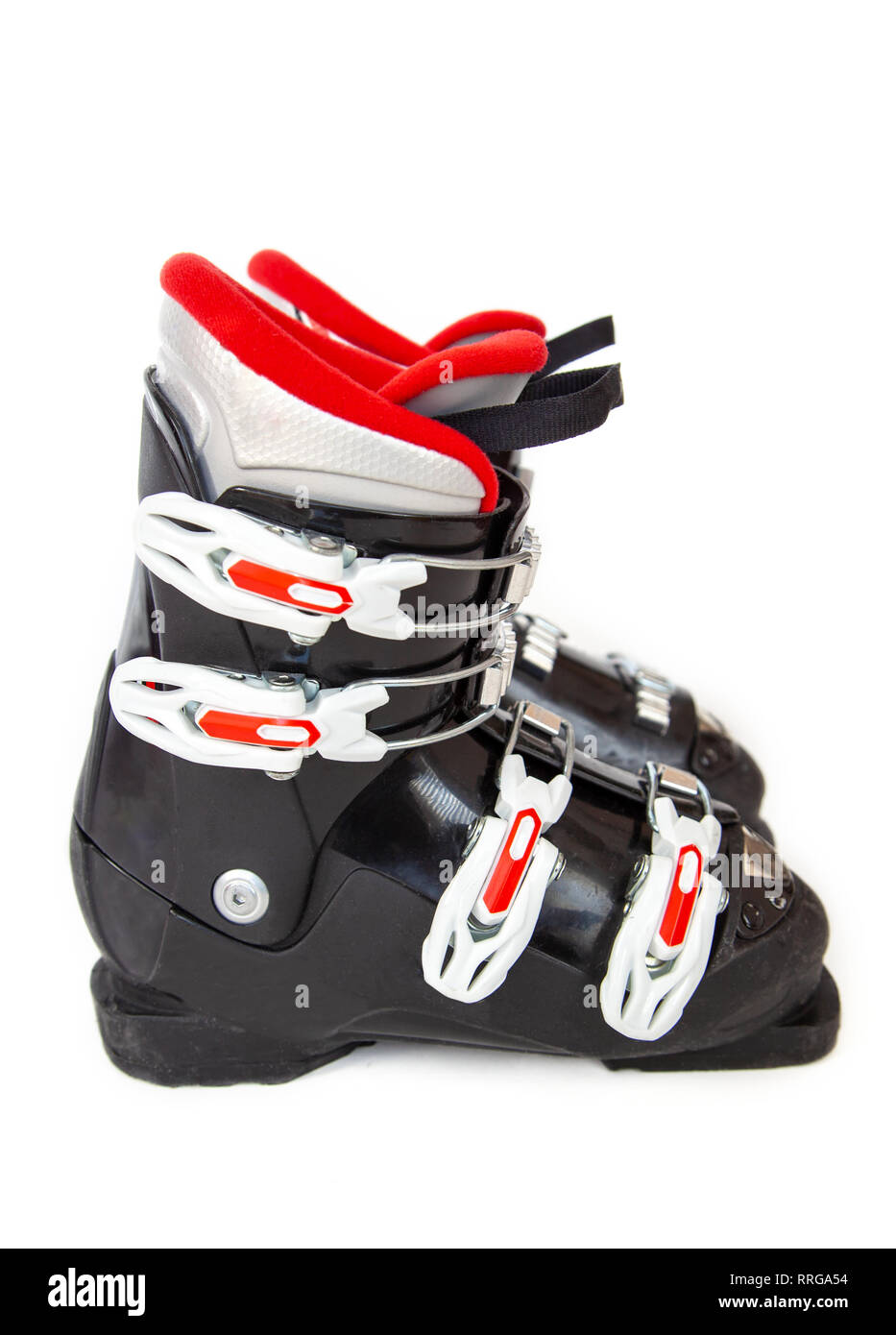 Seitliche Sicht auf ein paar rote und schwarze Alpine ski Stiefel auf weißem Hintergrund. Stockfoto