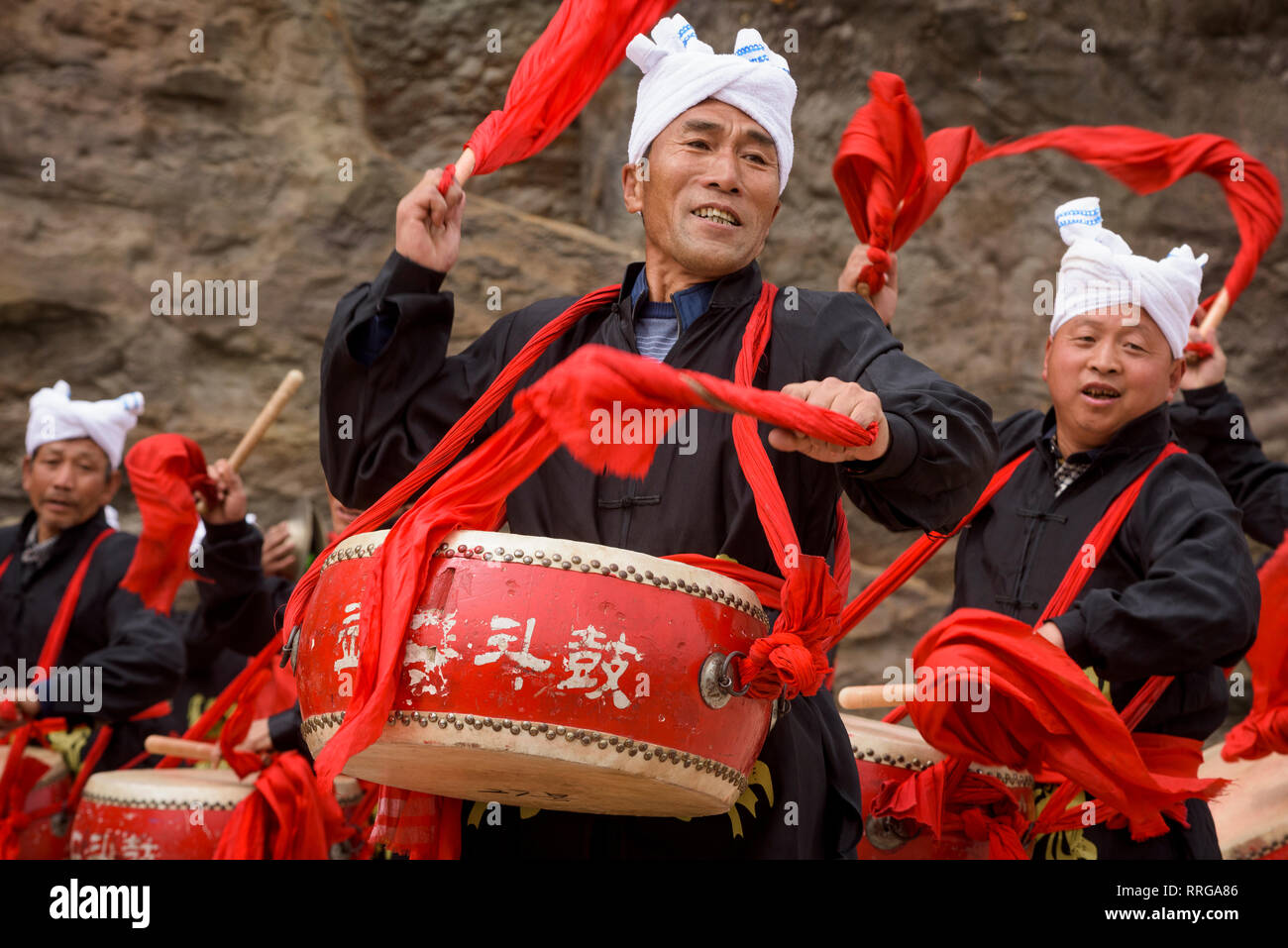 Taille Drum Performance bei Hukou Wasserfall am Gelben Fluss in der Provinz Shaanxi, China, Asien Stockfoto