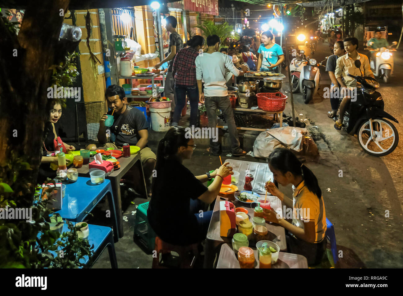 Menschen essen Essen an Ständen in der Nähe der Flussufer, Stadtzentrum, Phnom Penh, Kambodscha, Indochina, Südostasien, Asien Stockfoto