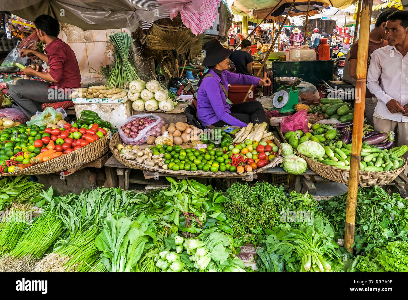 Gemüse an der belebten bunten Phsar Chas Alter Markt in der Nähe der Flussufer, Phsar Chas, Stadtzentrum, Phnom Penh, Kambodscha, Indochina Abschaltdruck Stockfoto