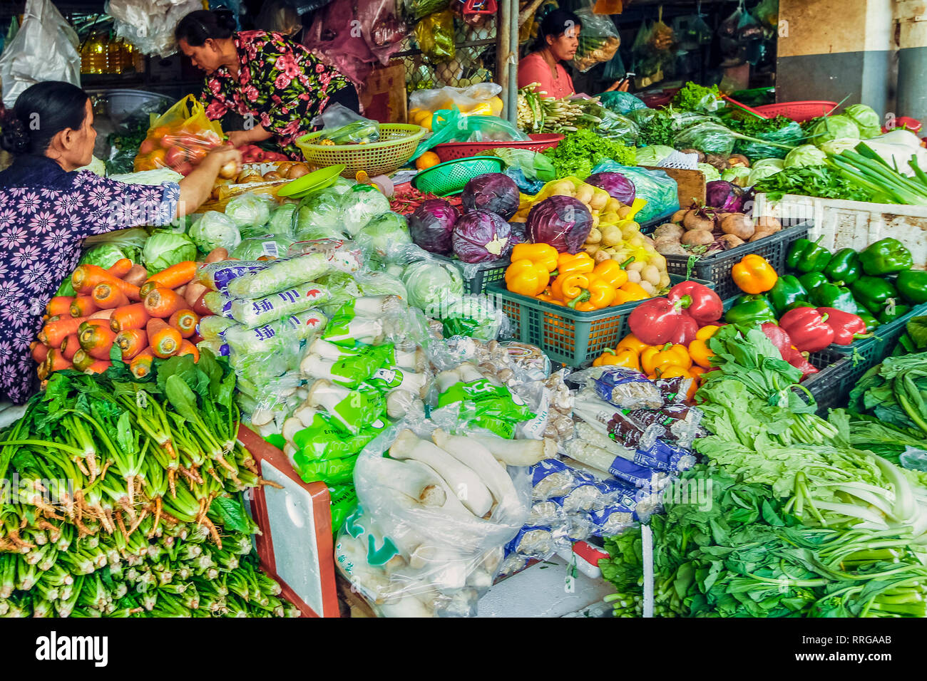 Gut gefüllte Gemüse an dieser großen alten Marktstand, Central Market, Stadtzentrum, Phnom Penh, Kambodscha, Indochina, Südostasien, Asien Stockfoto