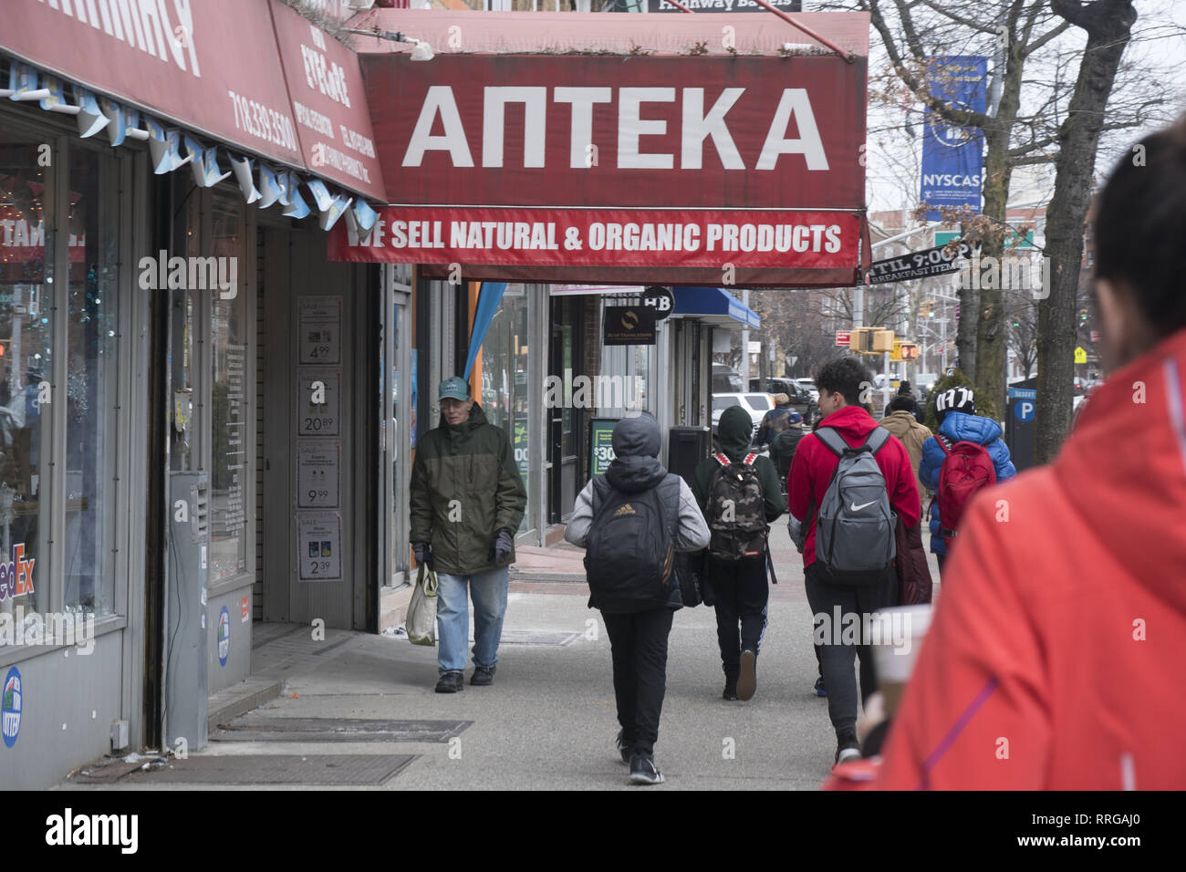 Eine russische Apotheke, (Anteka) entlang der Kings Highway einen Jüdischen und russischen Nachbarschaft in der Midwood Nachbarschaft in Brooklyn, New York. Stockfoto