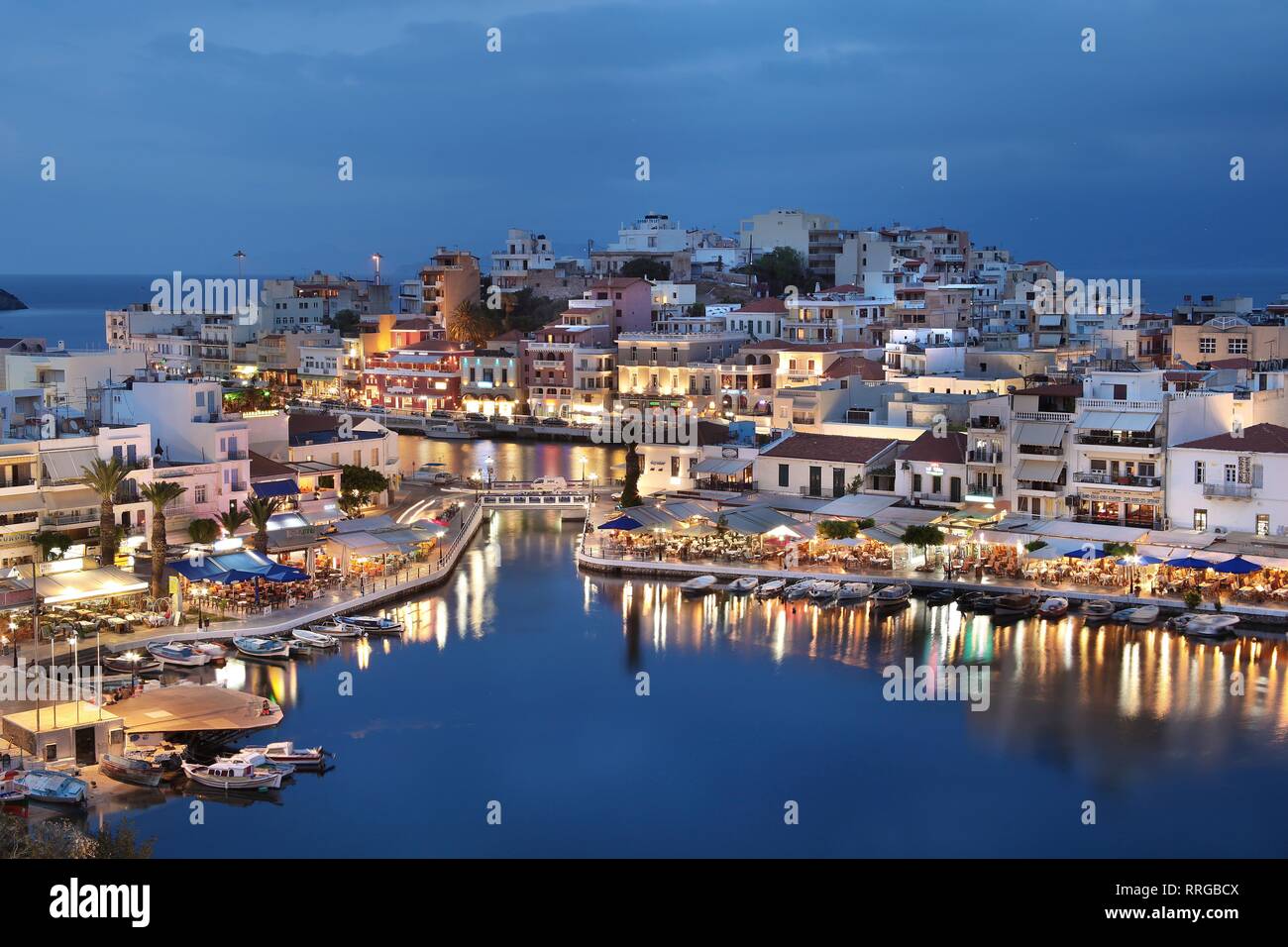 See Voulismeni und Hafen von Agios Nikolaos, Insel Kreta, griechische Inseln, Griechenland, Europa Stockfoto
