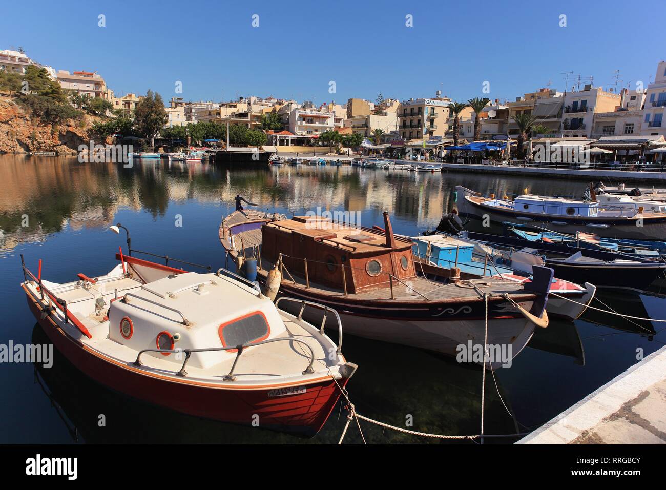 See Voulismeni und Hafen von Agios Nikolaos, Insel Kreta, griechische Inseln, Griechenland, Europa Stockfoto