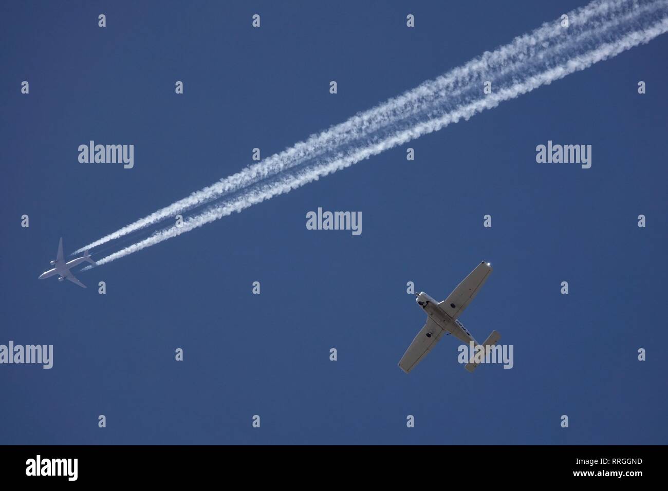 Wie ein Flugzeug am Himmel fliegt es hinterlässt einen Kondensstreifen Weg in seine Vergangenheit. Stockfoto