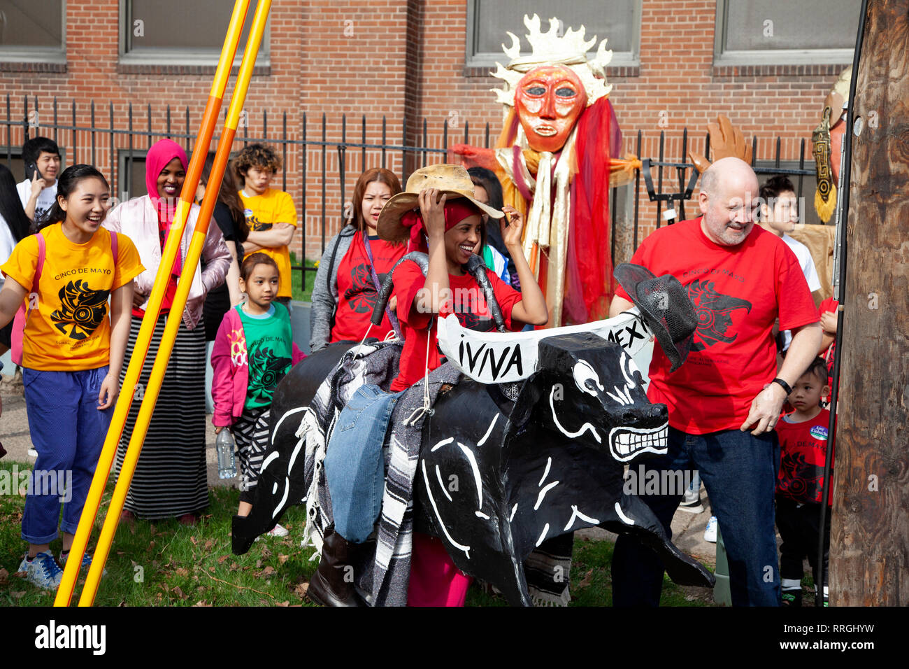 Guadalupe Alternative Programme Schule an Cinco de Mayo Parade muslimische Frau tragen Gaucho Hut, heftige Karton Stier. St. Paul Minnesota MN USA Stockfoto