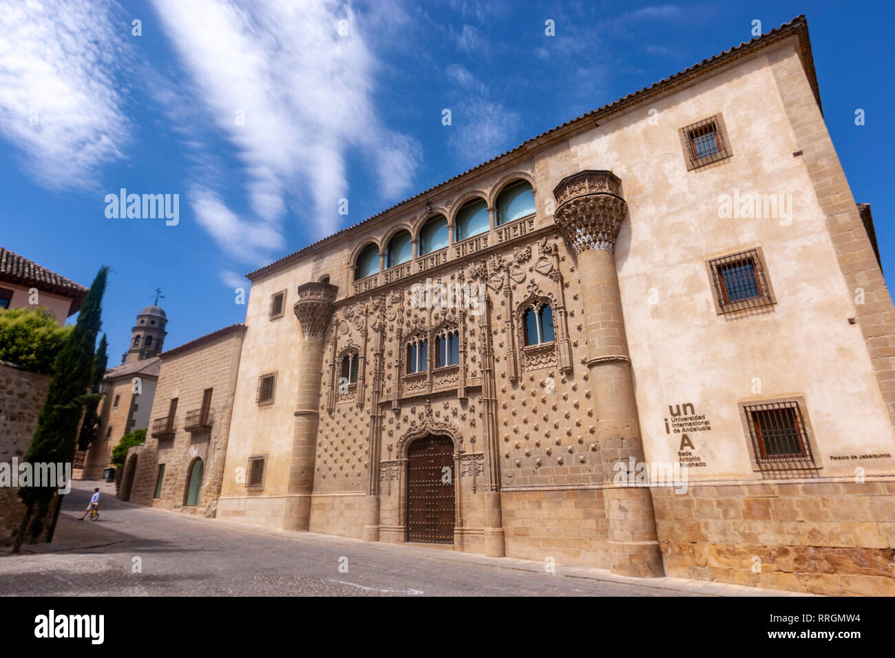 Jabalquinto Palast (Palacio de Jabalquinto), gotische Eingang durch zwei zylindrische Pilaster, Baeza, Provinz Jaen, Andalusien, Spanien flankiert Stockfoto