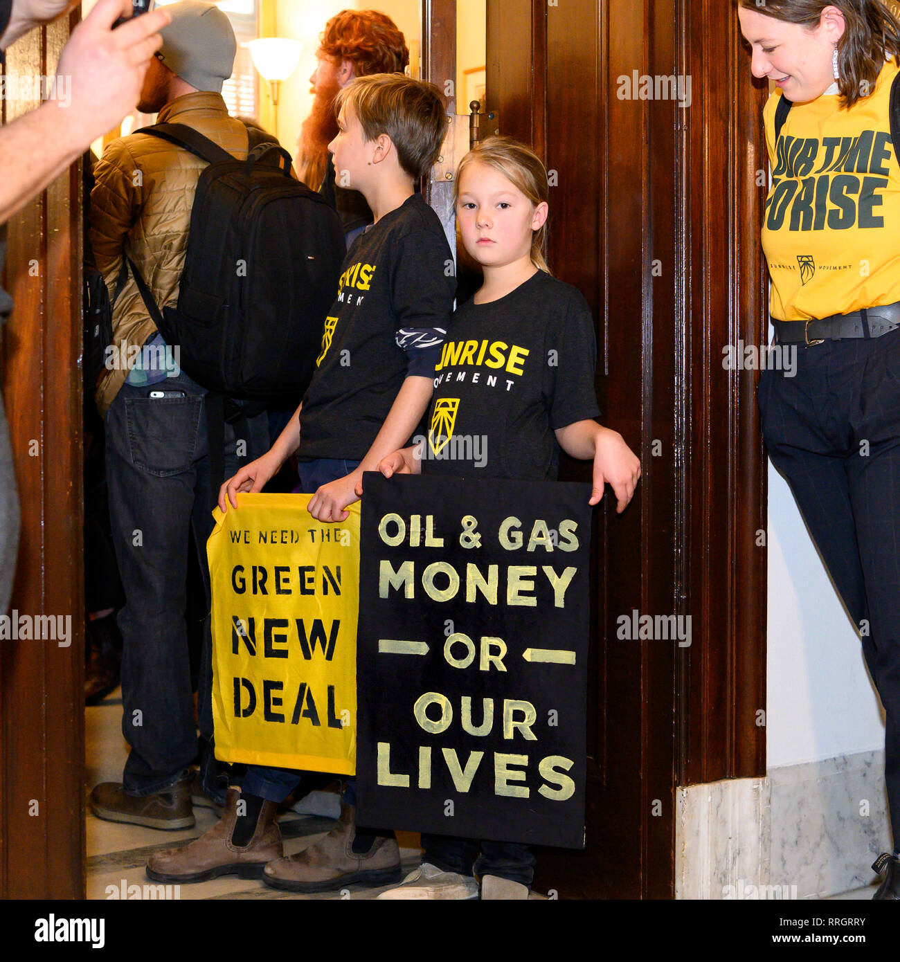 Kinder Plakate im Büro von US-Senator Mitch McConnell (R-KY) während der Demonstration. Den Sonnenaufgang Bewegung organisiert ein Protest der Senator der Grüne New Deal zu unterstützen und nicht zu setzen "Öl und Gas Geber oben Überleben unsere Generationen Druck" (Zitat von Sonnenaufgang Bewegung website) an der Russell Senate Office Building in Washington, DC. Stockfoto