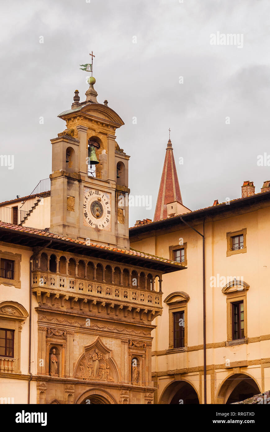 Palast der Brüderlichkeit, die die Laien in Arezzo Piazza Grande mit alten Wecker aus dem 16. Jahrhundert Stockfoto
