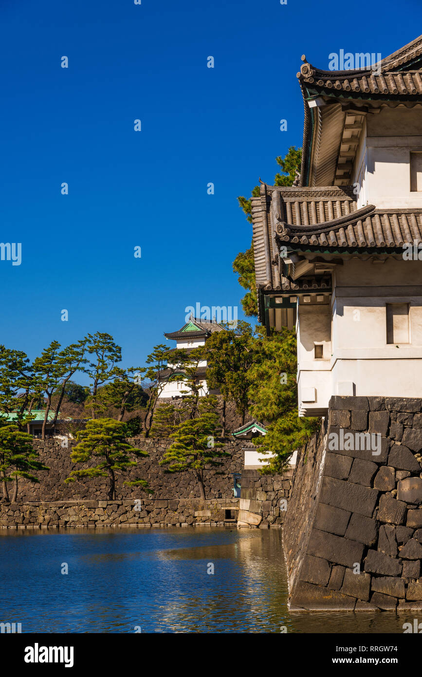 Blick auf Tokyo Imperial Palace Gardens alten Mauern, befestigtes Tor und Wassergraben Stockfoto