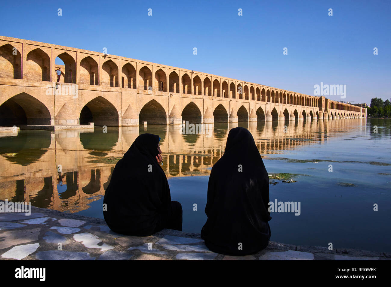 Khaju Brücke über dem Fluss Zayandeh, Isfahan, Iran, Naher Osten Stockfoto