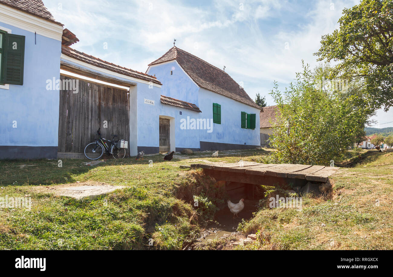 Prinz Charles' Haus, einem blauen Roadside Cottage Guesthouse in der kleinen historischen sächsischen Dorf VIscri, Siebenbürgen, Rumänien Stockfoto