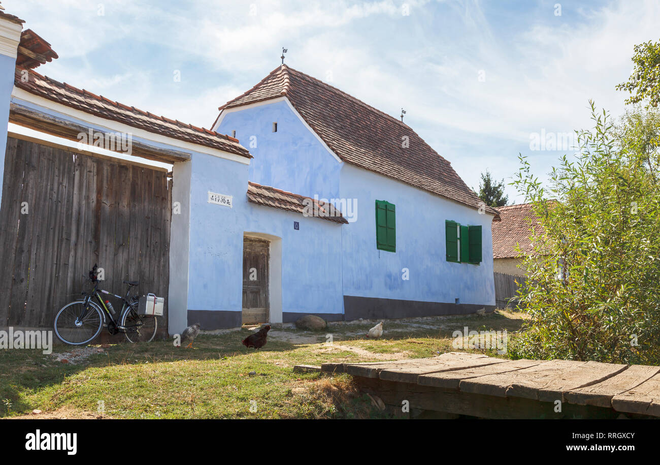Prinz Charles' Haus, einem blauen Roadside Cottage Guesthouse in der kleinen historischen sächsischen Dorf VIscri, Siebenbürgen, Rumänien Stockfoto