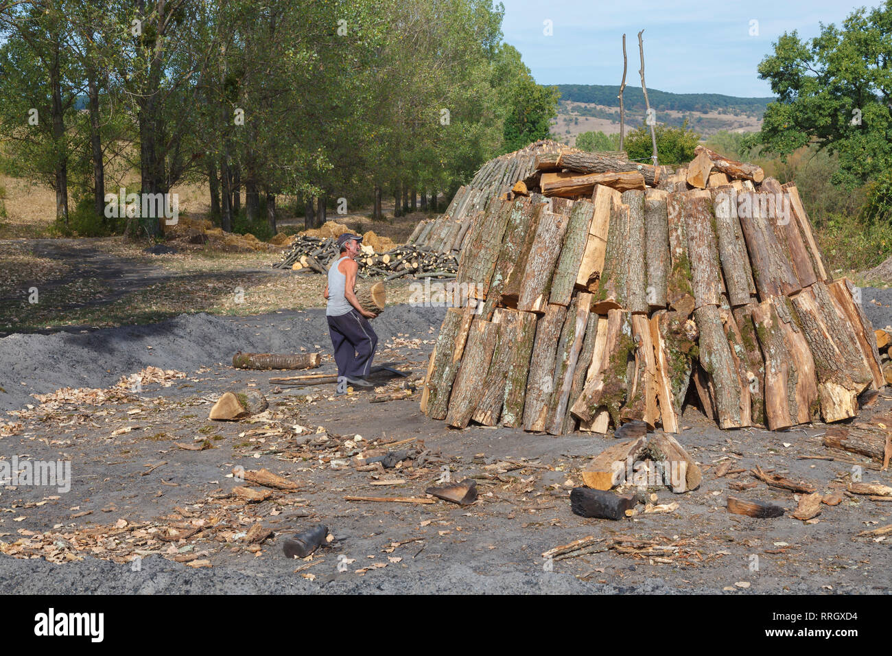 Lokalen Köhler Arbeiten zur Vorbereitung, dass Protokolle brennen, Deutsch-Weißkirch, Brasov Region, Siebenbürgen, Rumänien, Osteuropa Stockfoto