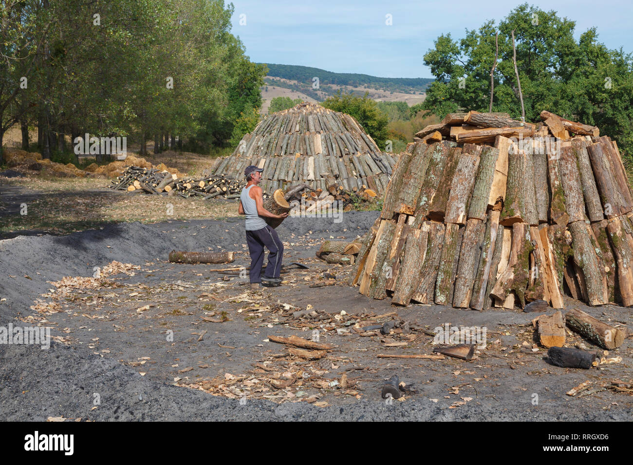 Lokalen Köhler Arbeiten zur Vorbereitung, dass Protokolle brennen, Deutsch-Weißkirch, Brasov Region, Siebenbürgen, Rumänien, Osteuropa Stockfoto