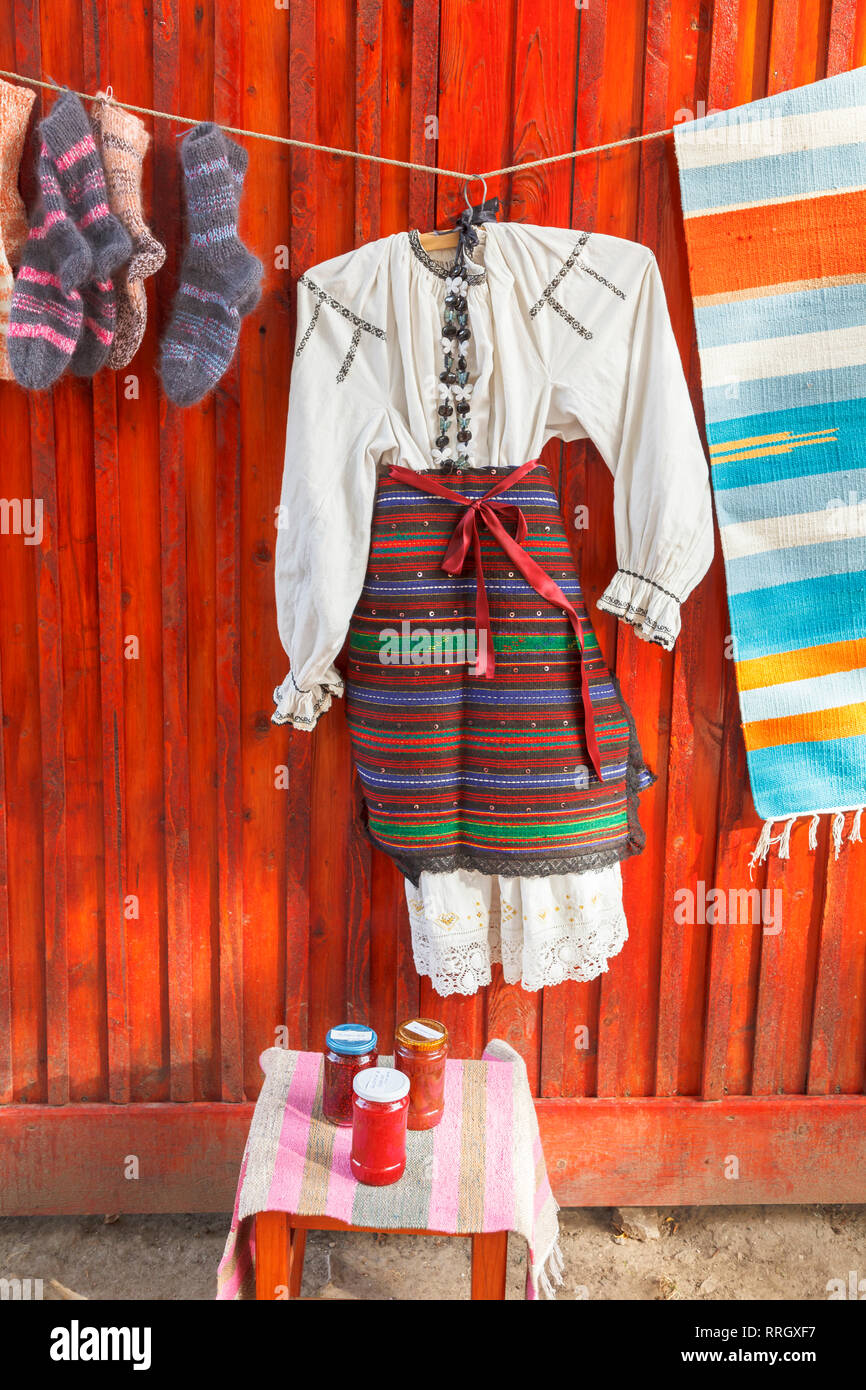 Lokale style Kleidung und produzieren hing oben auf der Anzeige für den Verkauf auf der Straße in der sächsischen Dorf Viscry, Brasov region, Siebenbürgen, Rumänien Stockfoto