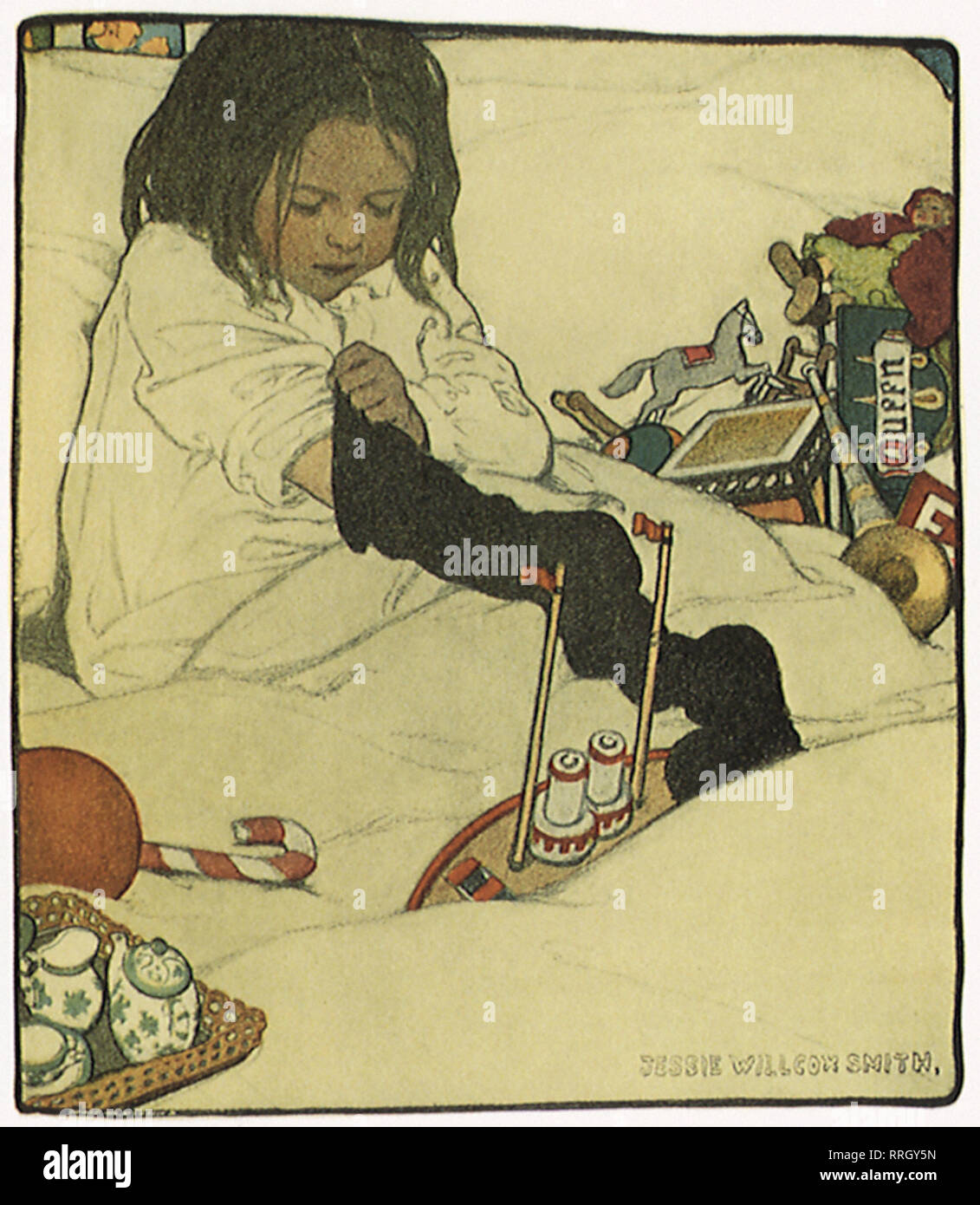 Mädchen erreicht für Spielzeug in Weihnachtsstrumpf. Stockfoto