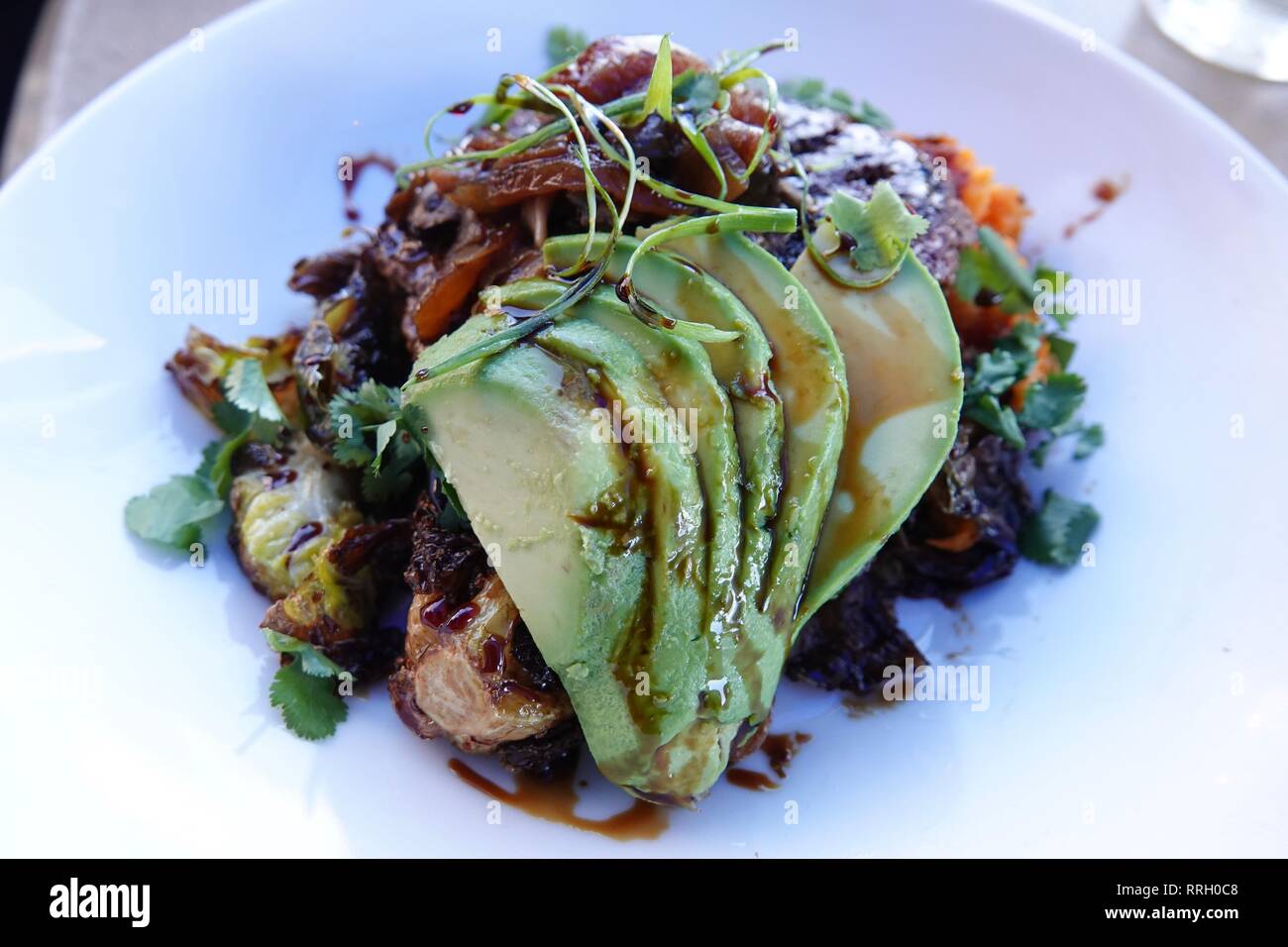 Ein Kalifornien Schüssel gekrönt mit avacado, einem beliebten Mittagessen an der Westküste der Vereinigten Staaten. Stockfoto
