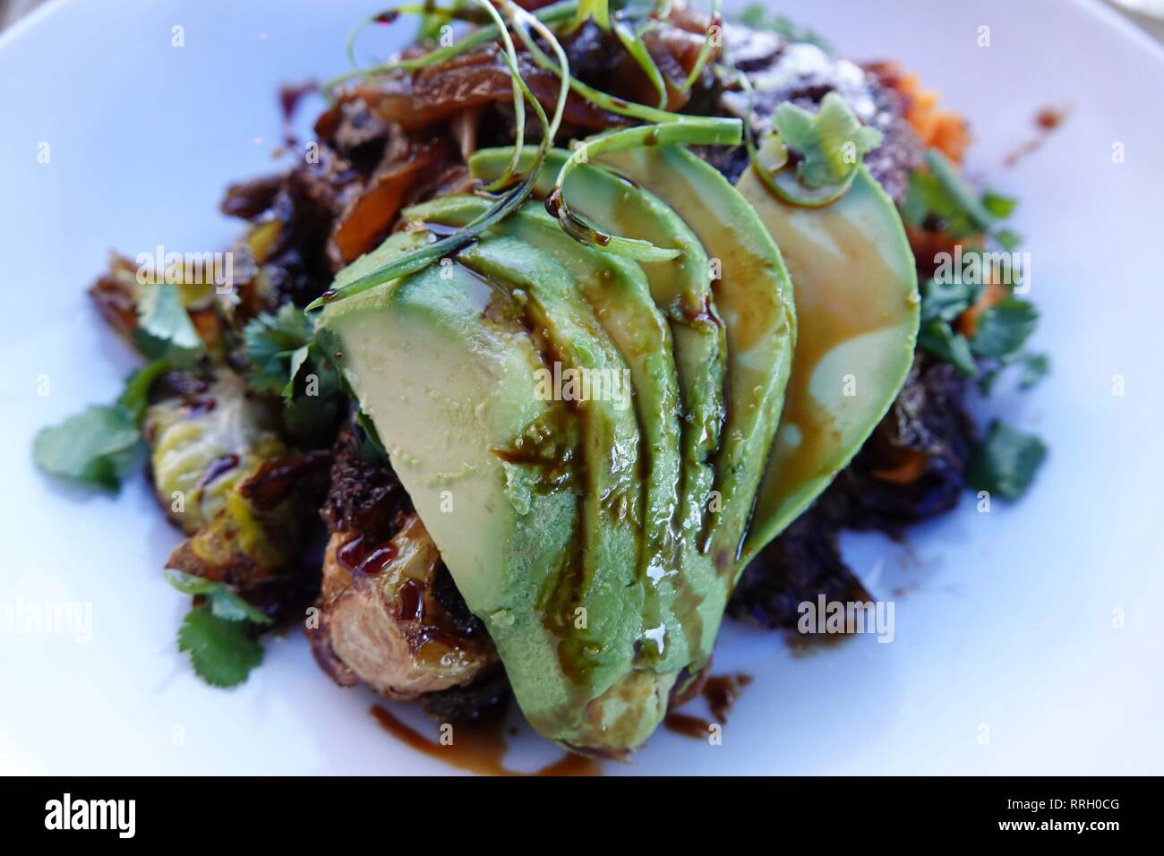 Ein Kalifornien Schüssel gekrönt mit avacado, einem beliebten Mittagessen an der Westküste der Vereinigten Staaten. Stockfoto