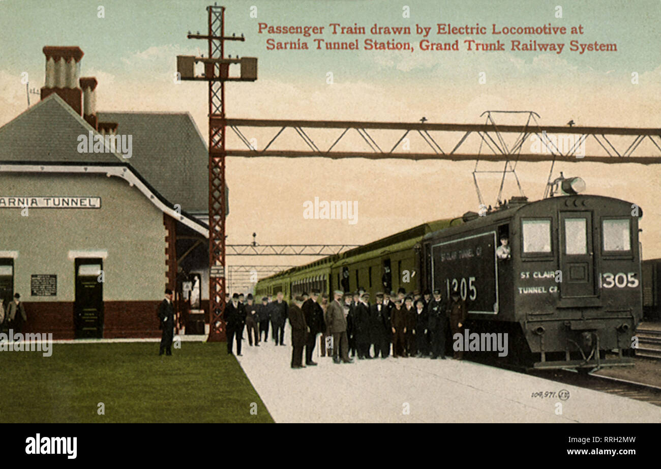 Personenzug durch elektrische Lokomotive gezogen. Stockfoto