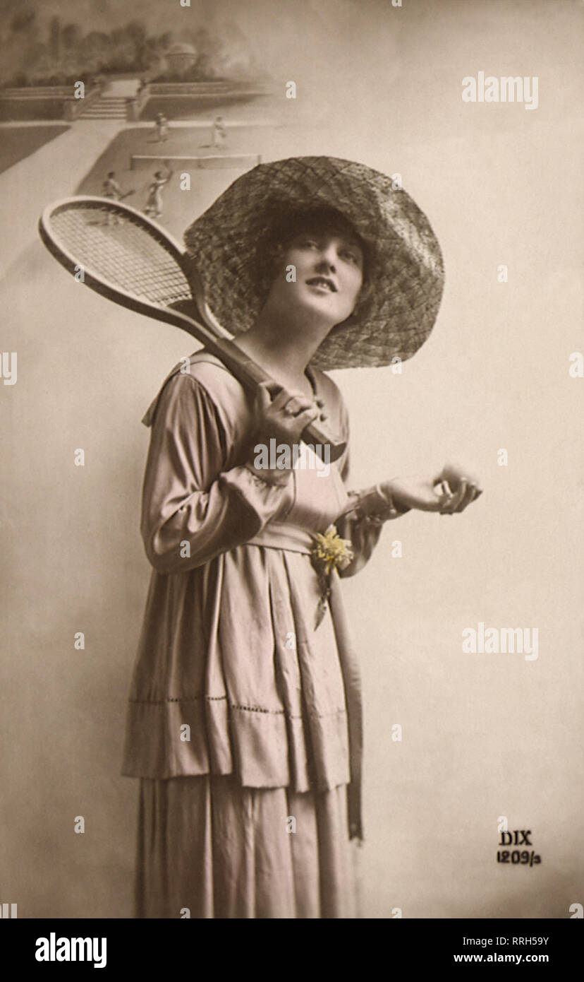 Frau in kleid und hut mit Tennisschläger und Ball. Stockfoto