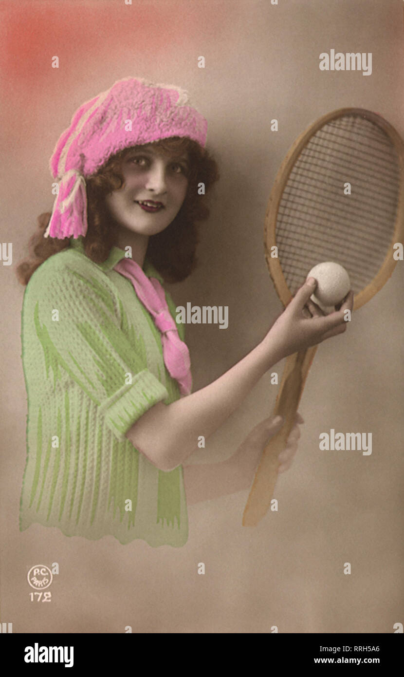 Französische Frau mit Tennisschläger und Ball. Stockfoto
