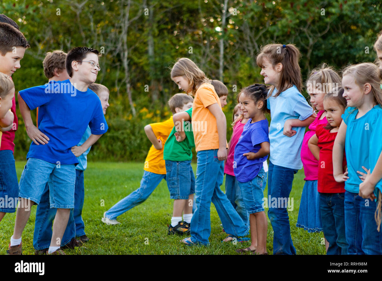 Jungen und Mädchen versuchen, einander Einzuschüchtern Stockfoto