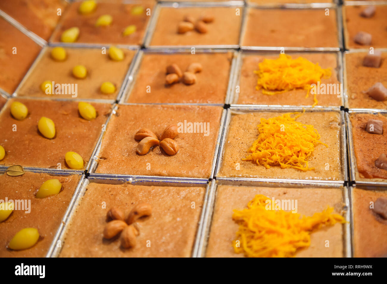 Khanom Mo Kaeng, traditionelle Thailändische gebackene süße Nachspeise Kokosnuss Pudding, Pudding, mit taro Stärke, Kokosmilch, Ei, Zucker, weißen Zucker, Salz Stockfoto