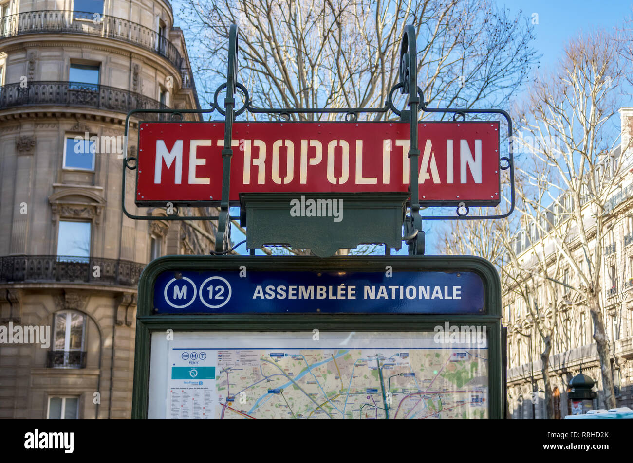 Paris U-Schild am Bahnhof Assemblee Nationale - Paris, Frankreich Stockfoto