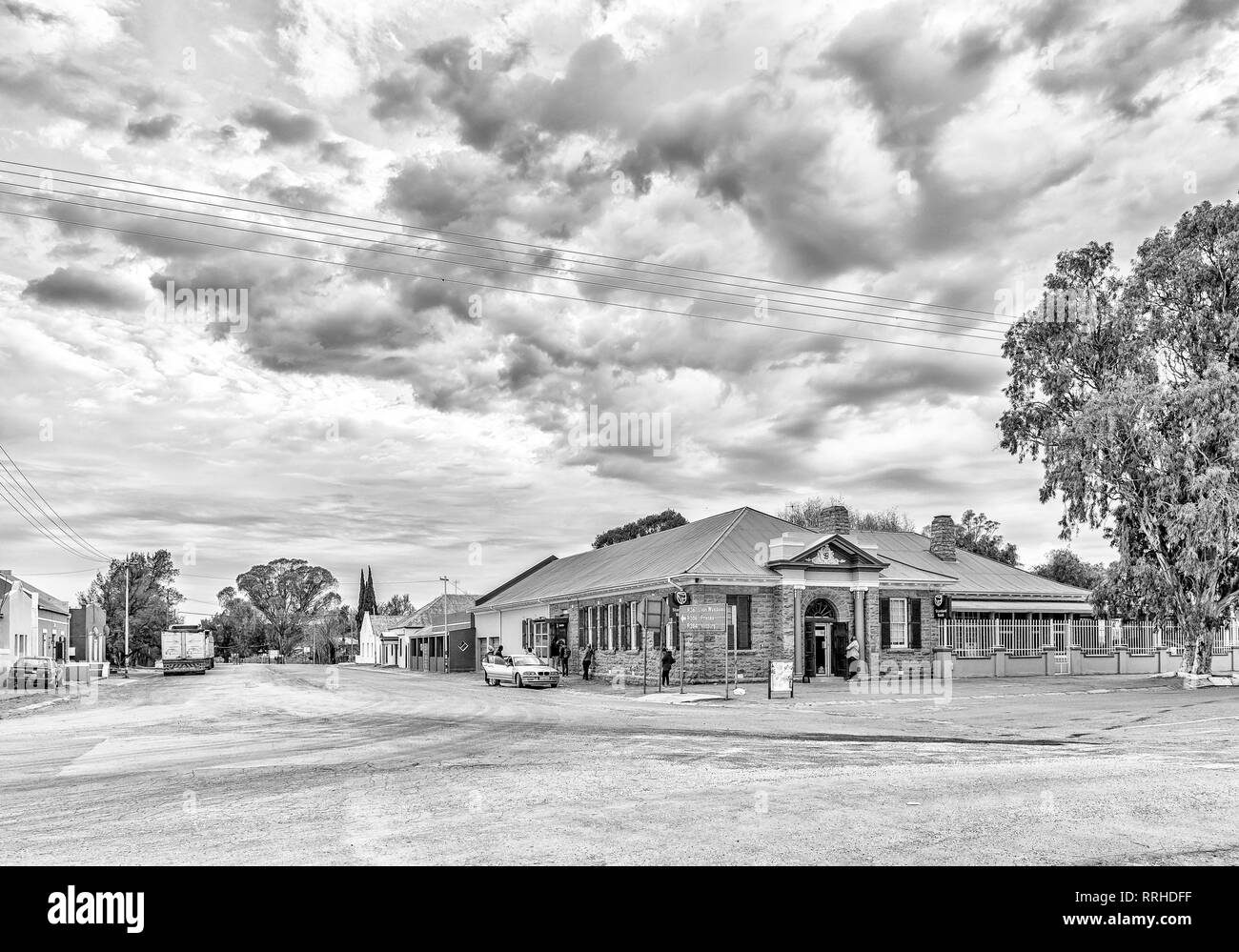 CARNAVON, SÜDAFRIKA, 1. September 2018: Am frühen Morgen street scene, mit einer Bank Gebäude und Häuser, in Carnavon in der Northern Cape Provinz. Stockfoto