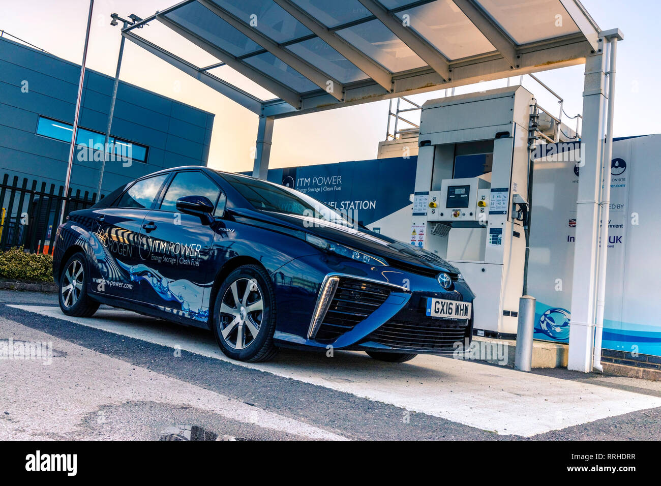 Wasserstoffgas-Tankstelle mit Wasserstoffauto Stockfoto