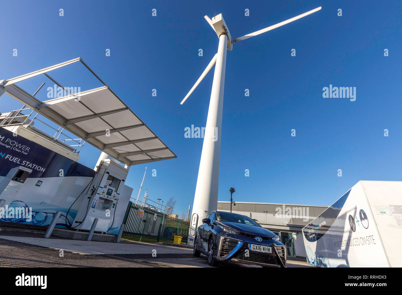 Wasserstoff-Kraftstoff-Auto bei Wasserstoff-Gas vor Ort mit Wasser und überschüssiger Wind Strom über Elektrolyseure von ITM Power, Sheffield hergestellt. Stockfoto