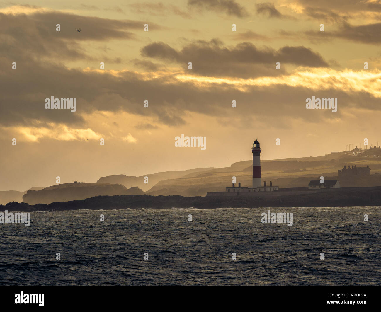 Leuchtturm auf der schottischen Küste mit dem Meer im Vordergrund. Stockfoto