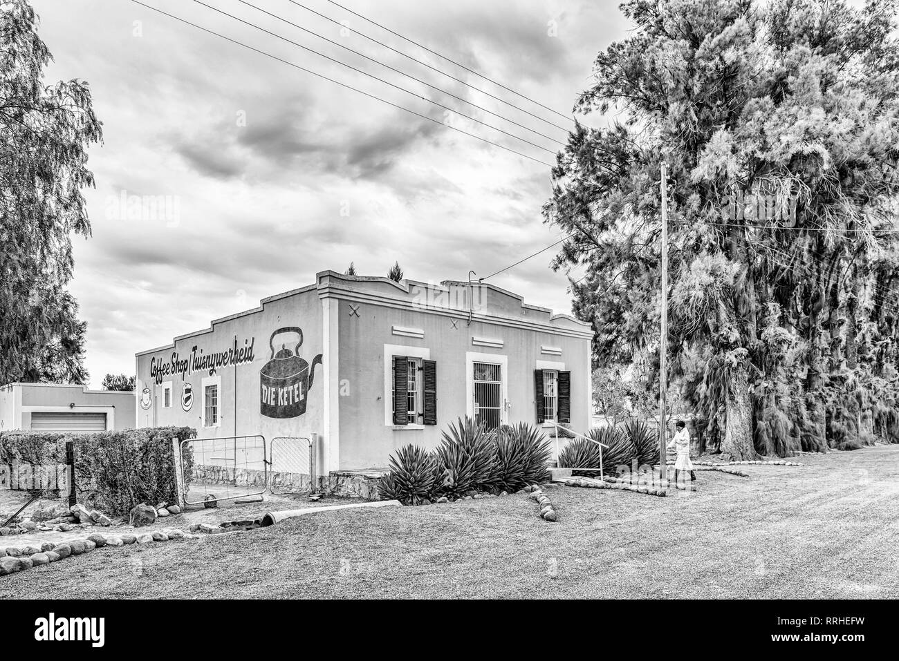 VOSBURG, SÜDAFRIKA, 1. SEPTEMBER 2018: eine Straße, Szene, mit einem Coffee Shop in einem historischen Haus, in Vosburg in der Northern Cape Provinz. Monochrom Stockfoto