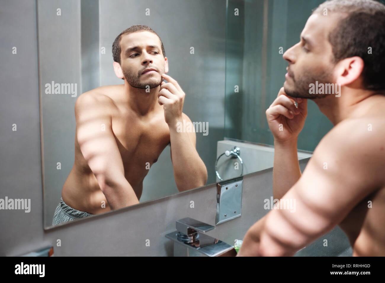 Schwuler Mann von Augenbrauen zupfen Haare für die Körperpflege Schönheit Stockfoto