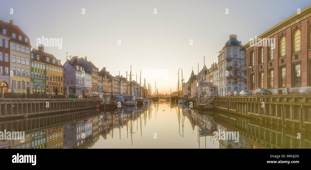 Malerische Häuser am Kai im ruhigen Wasser des Nyhavn Canal, Kopenhagen, 16. Februar 2019, Stockfoto