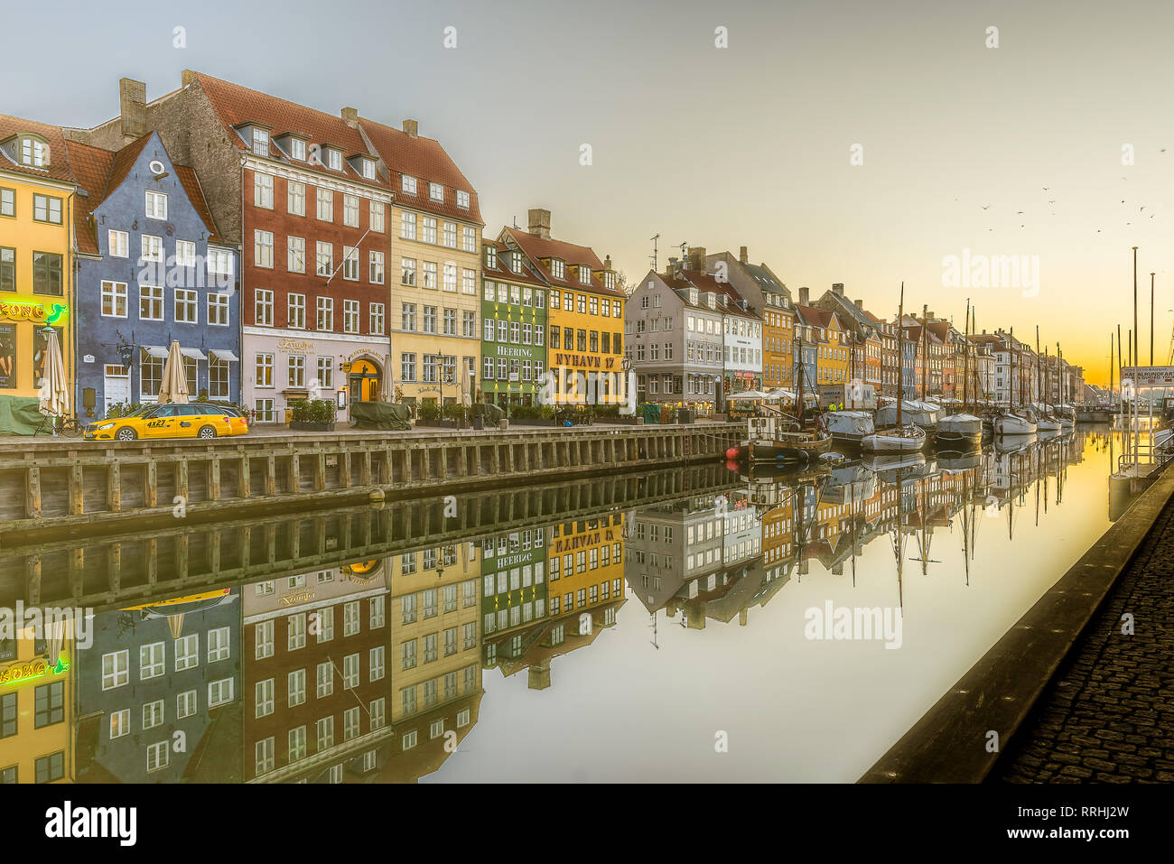 Malerische Häuser am Kai im ruhigen Wasser des Nyhavn Canal, Kopenhagen, 16. Februar 2019, Stockfoto