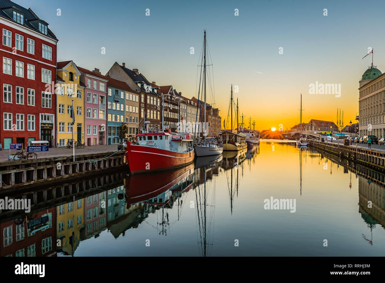 Das ruhige Wasser der Hafen von Kopenhagen Nyhavn am frühen Morgen bei Sonnenaufgang, Kopenhagen, 16. Februar 2019 Stockfoto