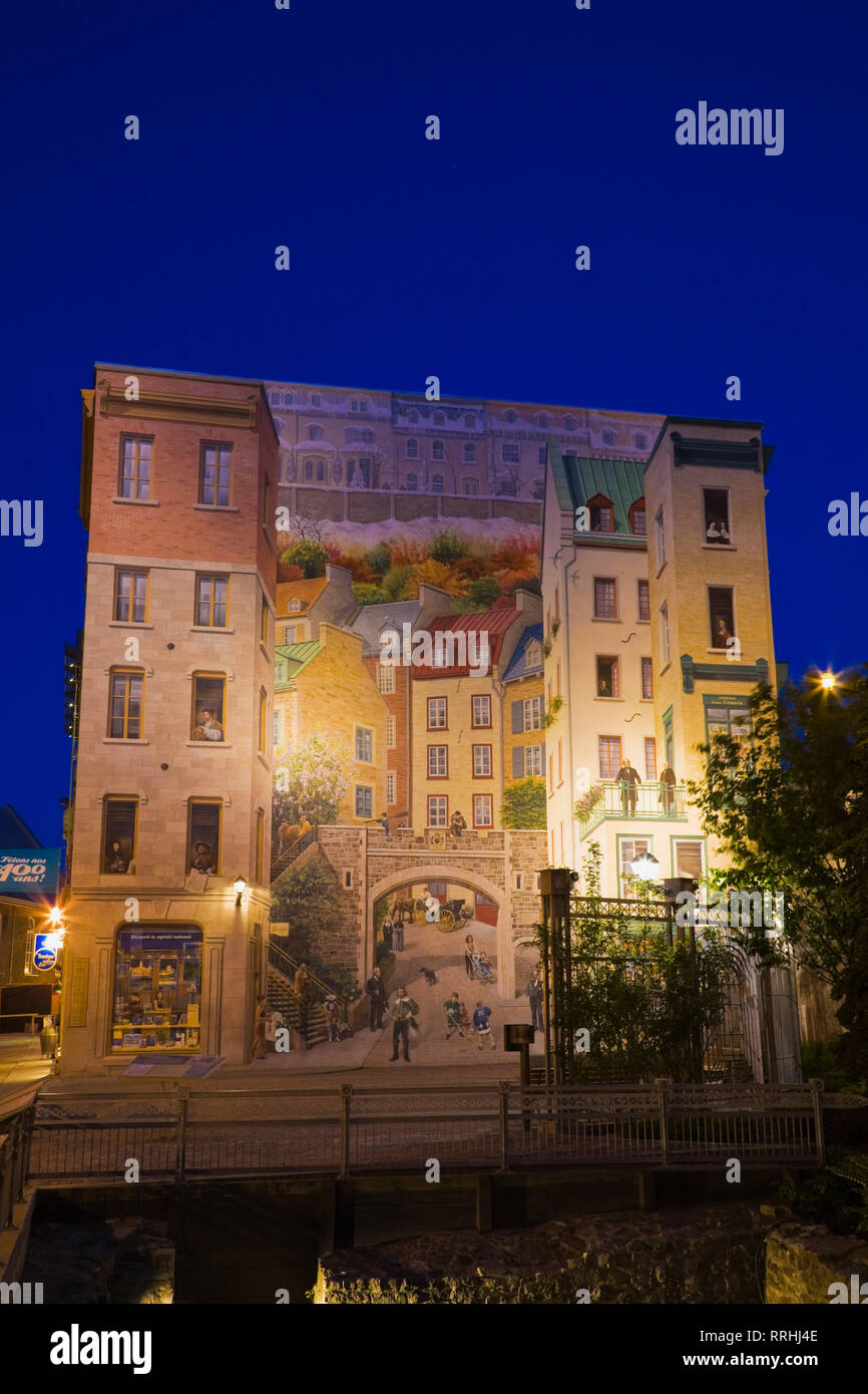 La Fresque des Quebecois Wandbild bei Nacht beleuchtet, Notre-Dame Street, Old Quebec City, Quebec, Kanada Stockfoto