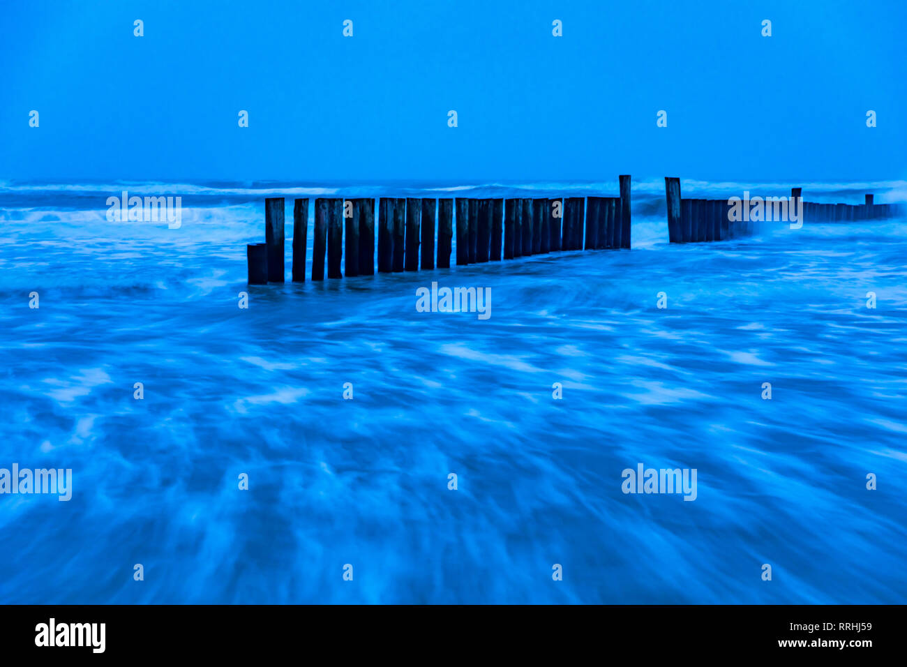 Ostfriesland, Insel Wangerooge Strand bei Flut, Wellenbrecher, Buhnen, Wellen laufen auf den Namen stehen, bei einem Wintersturm, Stockfoto