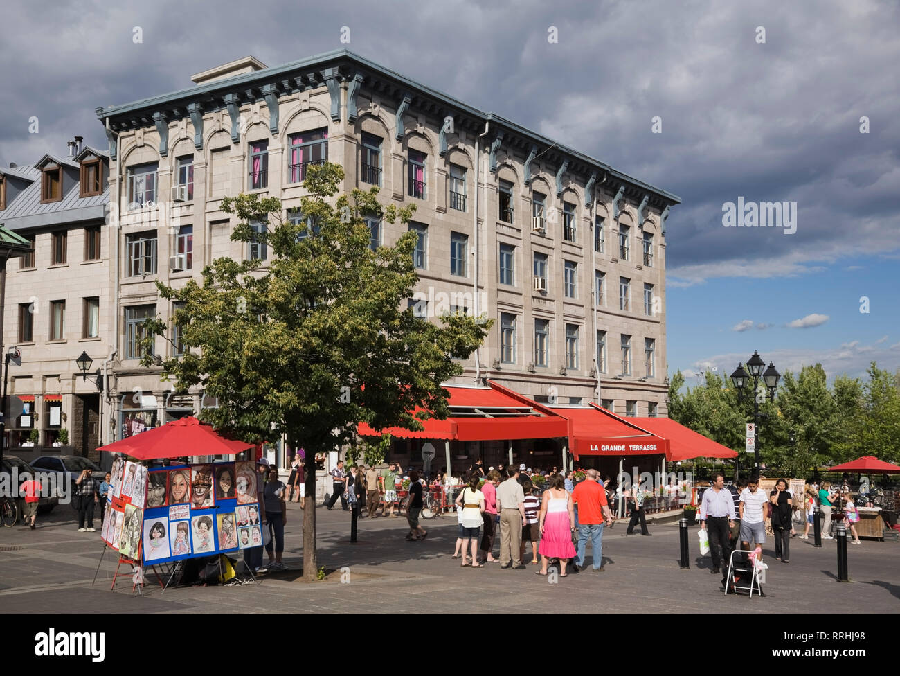 Touristen am Place Jacques Cartier in der Altstadt von Montreal im Sommer, Quebec, Kanada Stockfoto