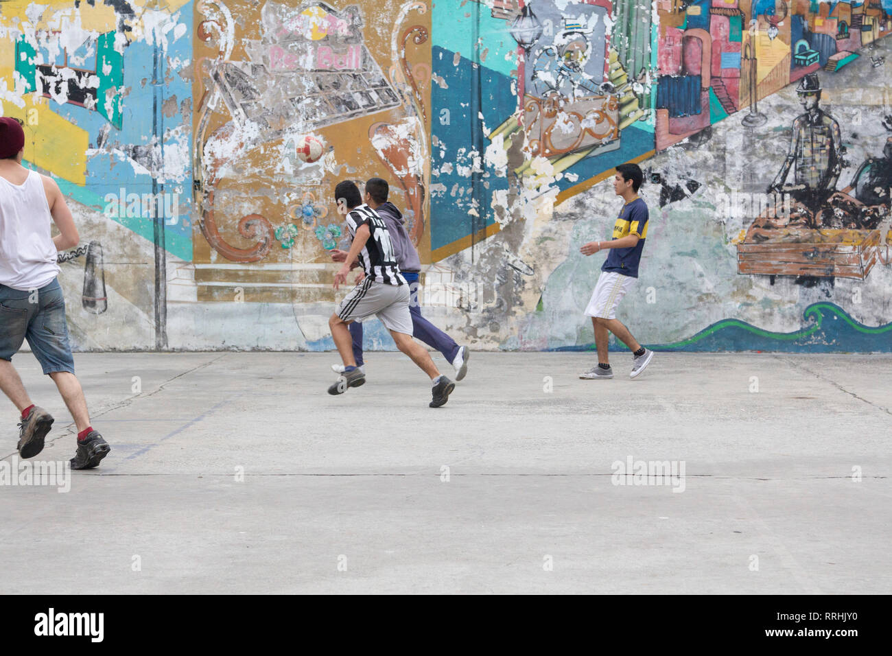 Buenos Aires Buenos Aires/Argentinien 22/06/2014. Jungen Fußball spielen in einem Gericht in La Boca Nachbarschaft. Stockfoto